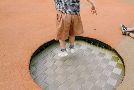 Trampolina w ziemi – czy to bezpieczne i praktyczne rozwiązanie do ogrodu?